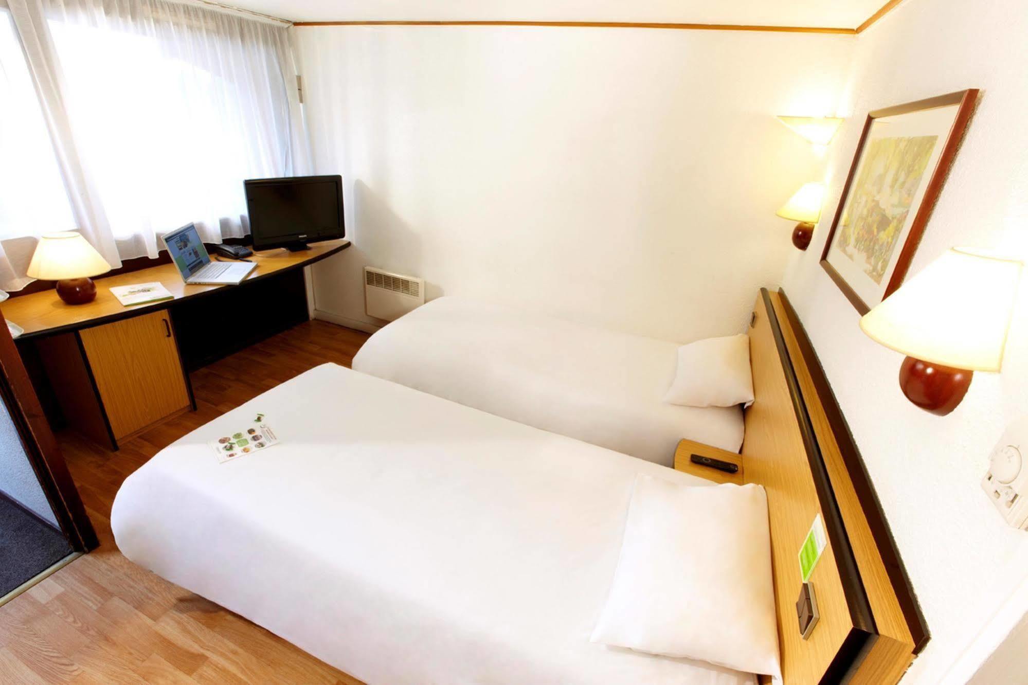 Kyriad Direct Le Bourget Gonesse Hotel Room photo